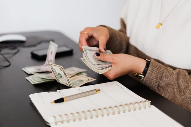 Καλωσόρισμα Crop Payroll Clerk Counting Money While Sitting At Table