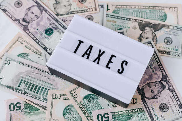 Καλωσόρισμα Heap Of American Money Cash And Vintage Light Box